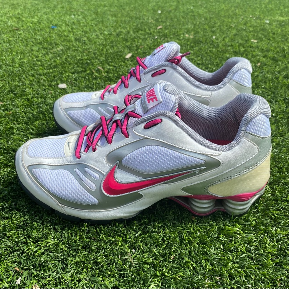 Nike shox reveal 4 women’s SZ 9 white / pink